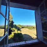 Vue Roumoules Fenêtre grande ouverte sur champ en provence