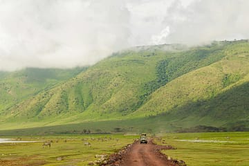 piste rouge au milieu de montagnes en tanzanie