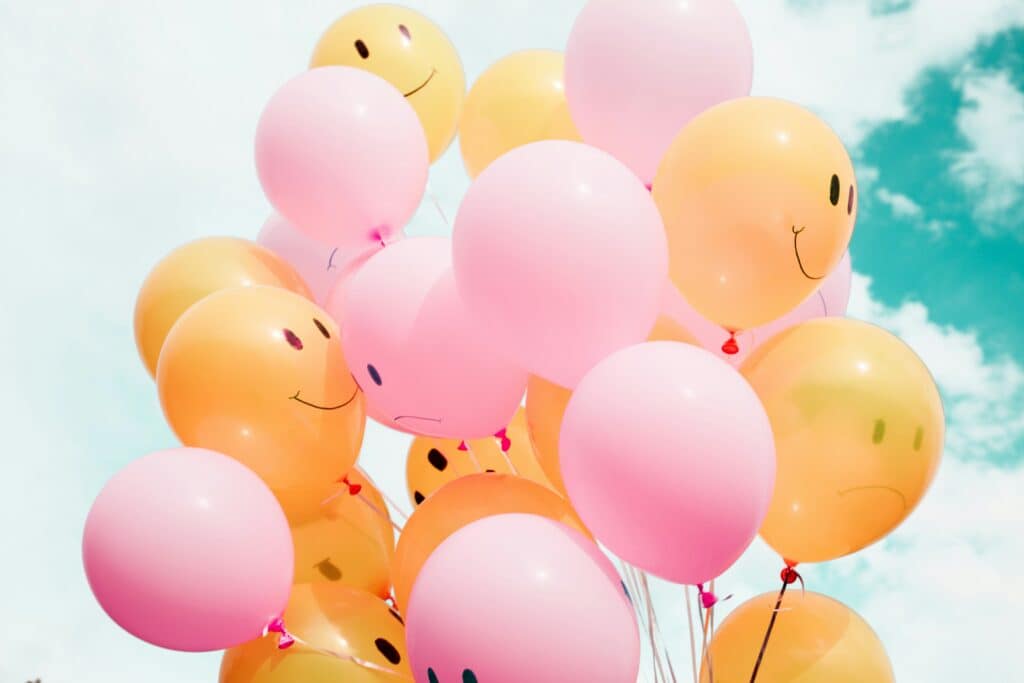 Ballons roses et oranges avec sourire smiley