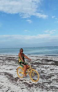 Rédactrice Web Tourisme  à vélo sur plage  Zanzibar