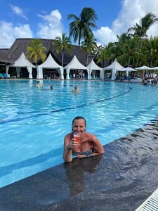 Muriel Lardet dans piscine hôtel île Maurice