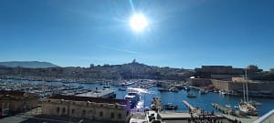 Tourisme Vieux port Marseille avec vue sur Notre Dame de la Garde