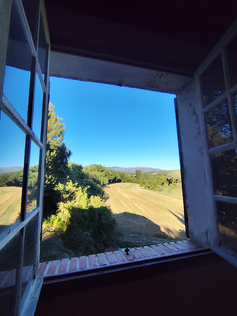 Hôtellerie Verdon fenêtre ouverte sur champ 
